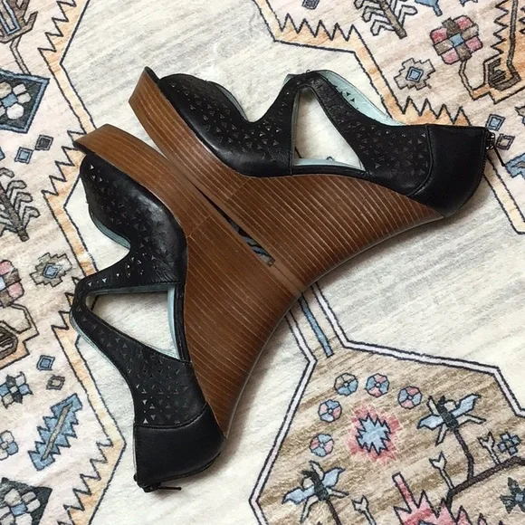 🐚 Seychelles Black Eyelet Leather Back Zip Platform Wedge Heel Sandals Sz.8.5 - Picture 7 of 10